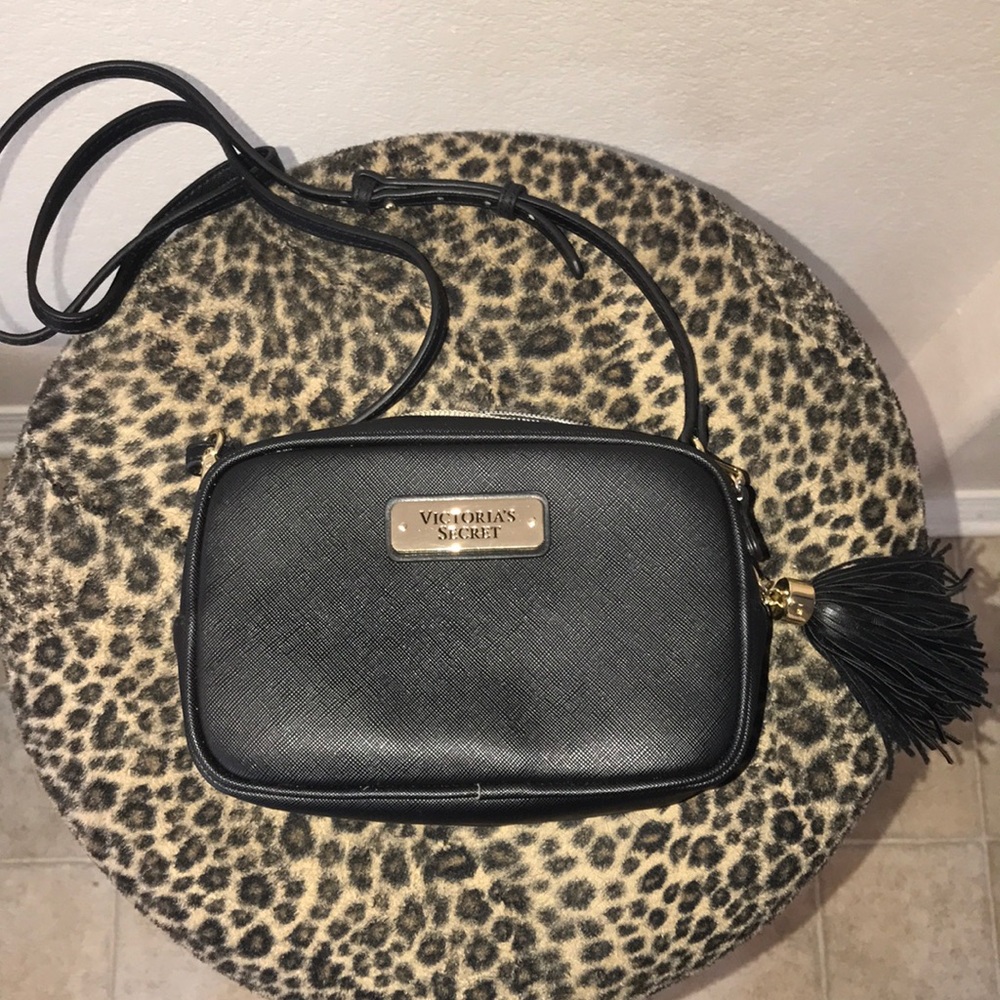 Victoria Secret crossbody//removable straps